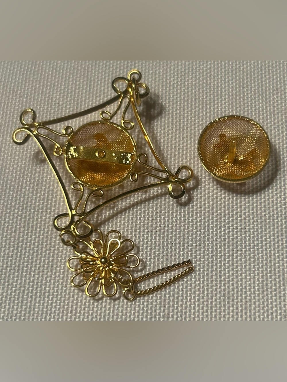 Vintage Gold Tone Filigree Gilt Vinaigrette Pendant (chain not included) - Picture 7 of 8